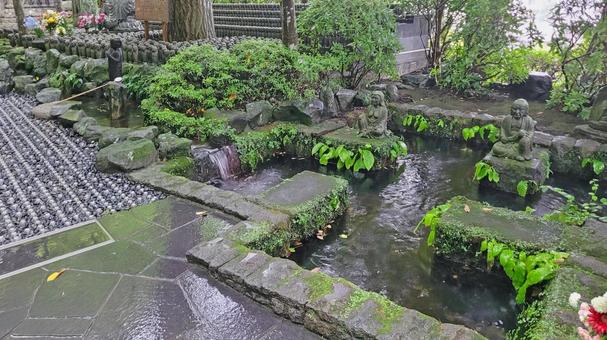 坂東33観音 04番 長谷寺 卍池と地蔵 坂東33観音 04番 長谷寺 卍池と地蔵の写真