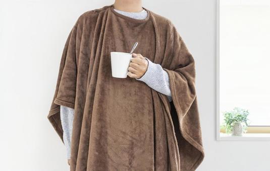着る毛布を着てコーヒーを飲む男性（顔無し 着る毛布,着るブランケット,男性の写真素材