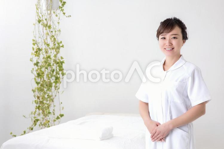 施術室と女性スタッフ エステティシャン,笑顔,エステの写真素材
