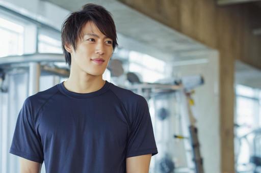 ジムでトレーニングする男性-3 ジムでトレーニングする男性-3の写真