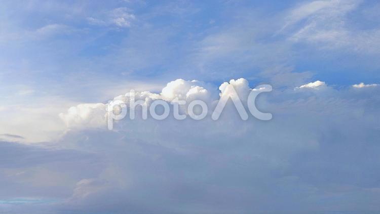 青空に広がるふわふわ雲の光景 青空,雲,自然の写真素材