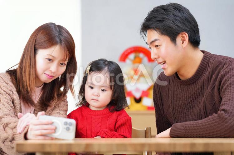 家族で携帯を見る様子 家族,女性,男性の写真素材