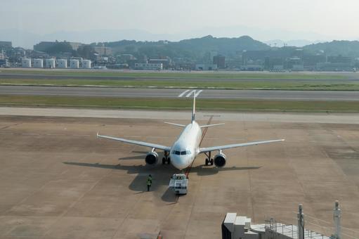 光り輝く夏の福岡空港 光り輝く夏の福岡空港 飛行機,航空機,旅客機の写真素材