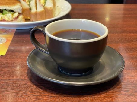 野菜サンドと黒いコーヒーカップ カフェ,コーヒー,喫茶店の写真素材