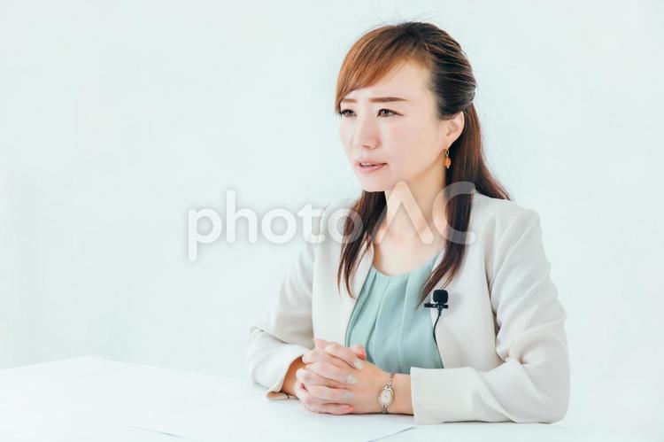 報道・アナウンサー・ニュースキャスター・ビジネスウーマン 訃報,アナウンサー,謝罪の写真素材