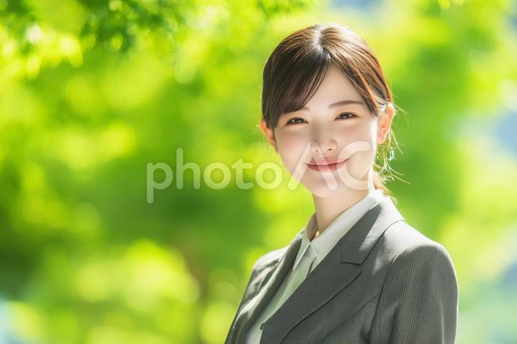 深緑を背景に笑顔の女性会社員 女性,ビジネス,深緑の写真素材