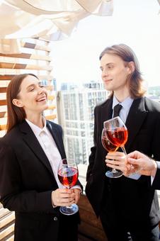 グラスを持ち笑う女性を見つめる男性 男女,外国人,ビジネスの写真素材