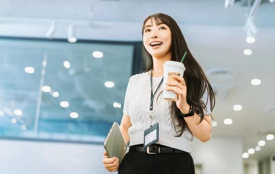 オフィスを歩く女性・ビジネスウーマン 女性,仕事,働くの写真素材