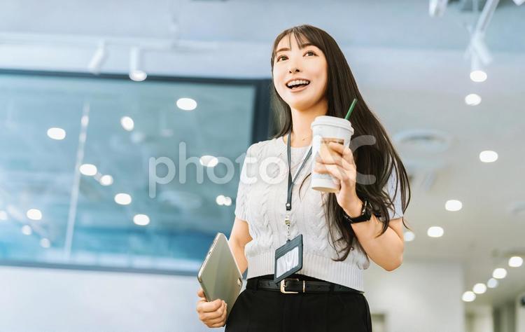 オフィスを歩く女性・ビジネスウーマン 女性,仕事,働くの写真素材