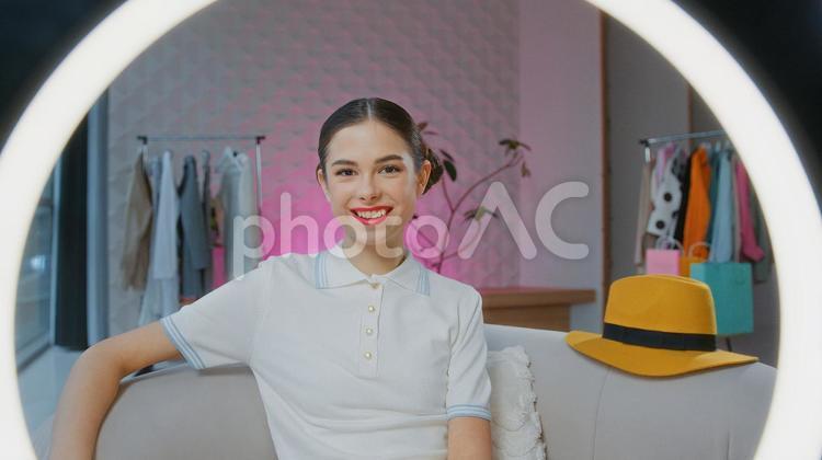 座って笑顔で配信する女性 女性,人物,インフルエンサーの写真素材