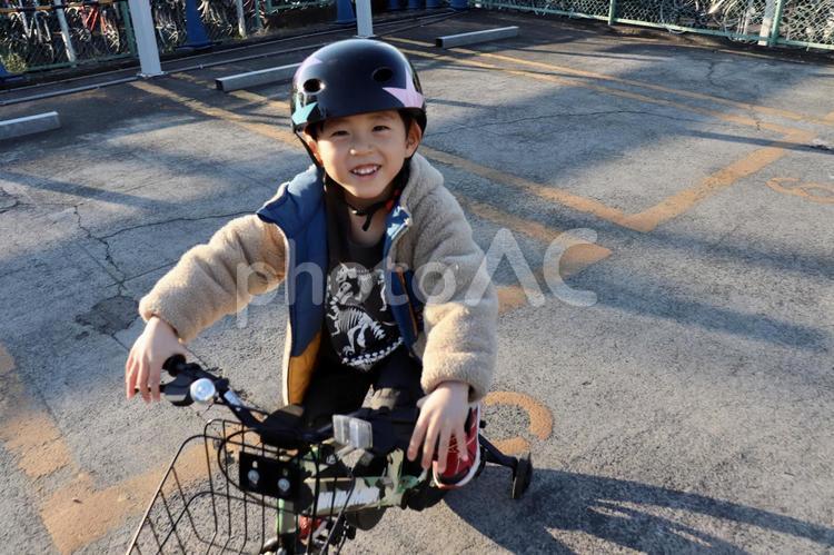 自転車に乗る男の子 自転車,補助輪,ヘルメットの写真素材
