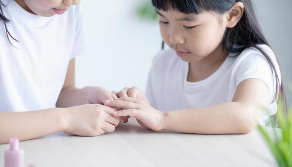 ネイルをする女の子　キッズネイルイメージの写真