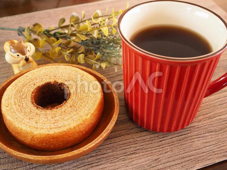 森のカフェタイム バウムクーヘンと珈琲 秋冬イメージ バウムクーヘン,家カフェ,おやつの写真素材