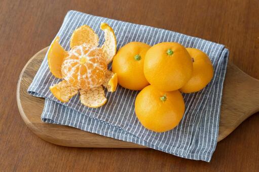 みかん4個+むいたみかん ミカン,みかん,柑橘類の写真素材