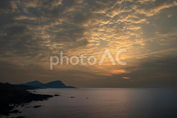 ＜五島の風景＞鐙瀬溶岩海岸の夜明けと箕岳 空,風景,海の写真素材
