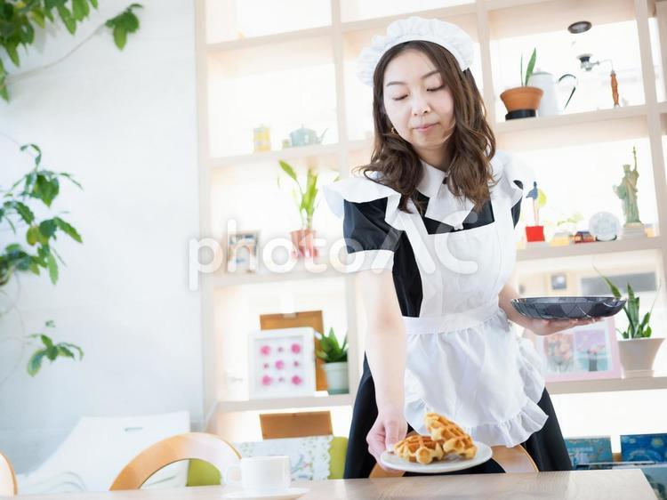 21：カフェで働くメイドさん メイド,メイド服,カフェの写真素材