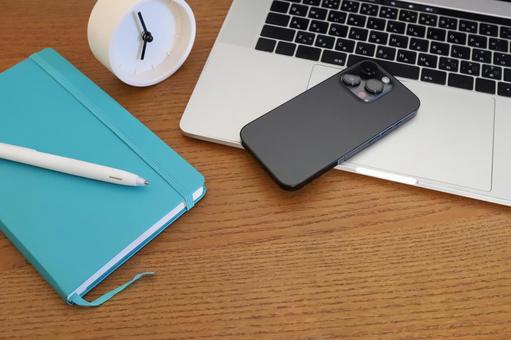 パソコンとスマホ　ビジネスイメージ ノートパソコン,リモートワーク,パソコンの写真素材