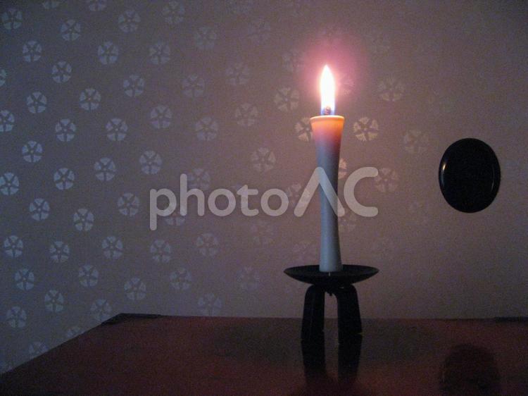 静寂を灯す 和ろうそくとふすまの間 ふすま,襖,和ろうそくの写真素材