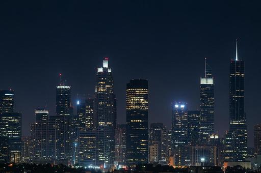 夜景の高層ビル群の写真