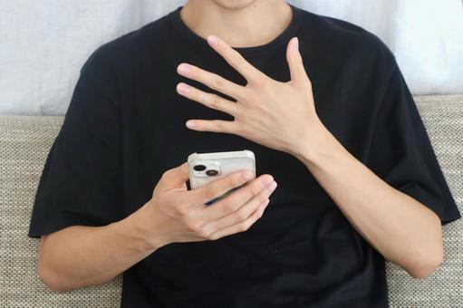 スマホを持つ男性 スマホを持つ男性 スマホ,男性,ビジネスの写真素材