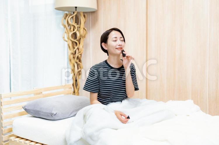 アロマオイルを嗅ぐ女性 アロマ,笑顔,喜びの写真素材