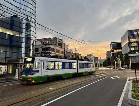 夕方の福井駅前の街並みと路面電車 ビル,路面電車,夕方の写真素材
