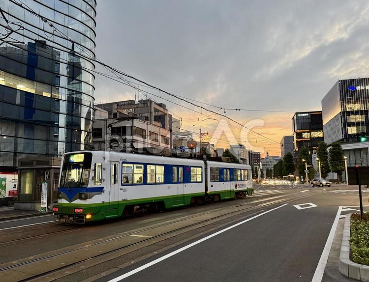 夕方の福井駅前の街並みと路面電車 ビル,路面電車,夕方の写真素材