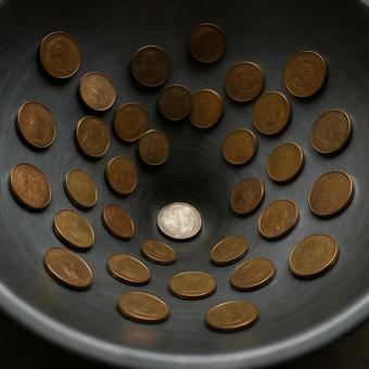 吸い込まれる貨幣(漏斗状の収束) 吸い込まれる貨幣(漏斗状の収束)の写真