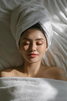 タオルターバンをしている女性　エステの写真