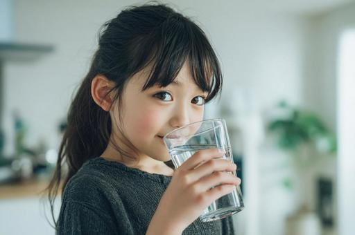 グラスの水を飲む女の子-2 グラスの水を飲む女の子-2の写真