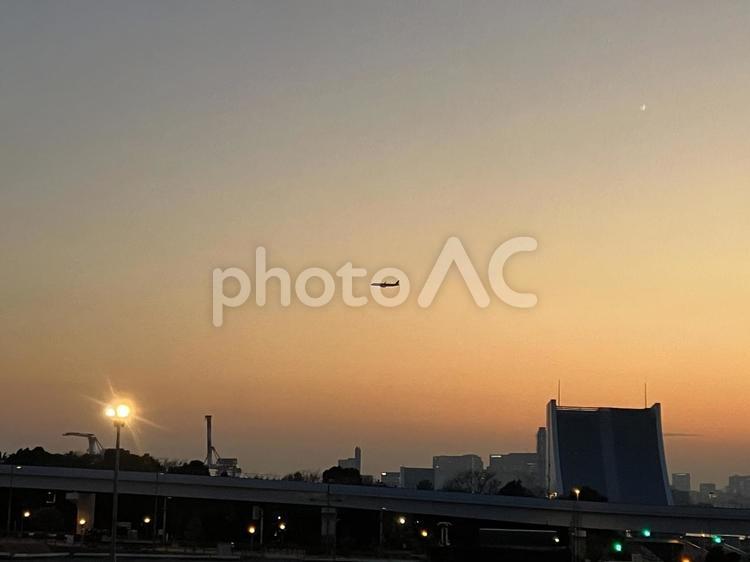 夕焼けと飛行機 夕焼け,空,そらの写真素材