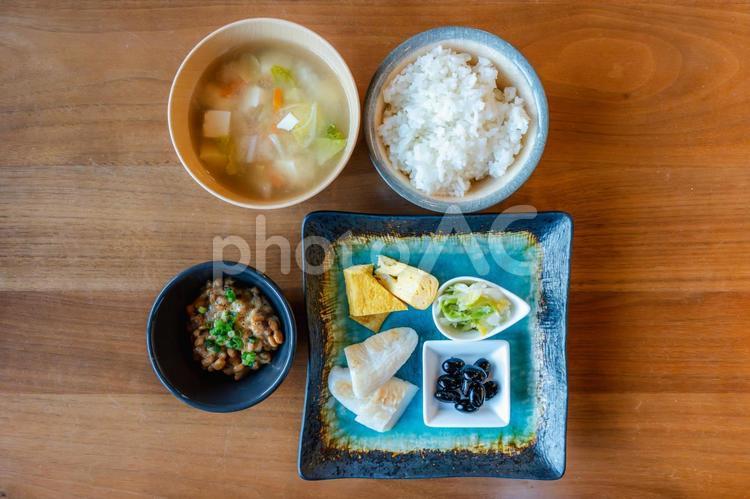 和朝食の定番メニューと味噌汁 食卓,朝食,和食の写真素材
