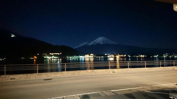 富士と賑わう裾野の写真