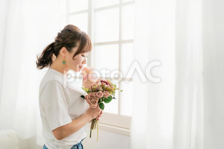 花束の匂いを嗅ぐ女性の横顔（フローラル） 花,フローラル,アロマの写真素材