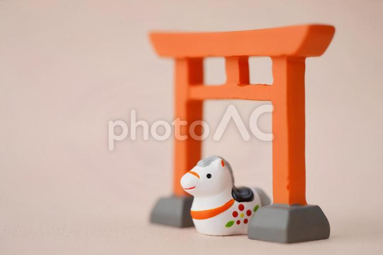 鳥居をくぐる午の置物 干支,午,馬の写真素材