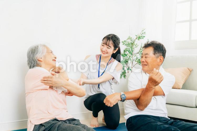 介護予防運動トレーナー 高齢者,運動指導,ヨガの写真素材