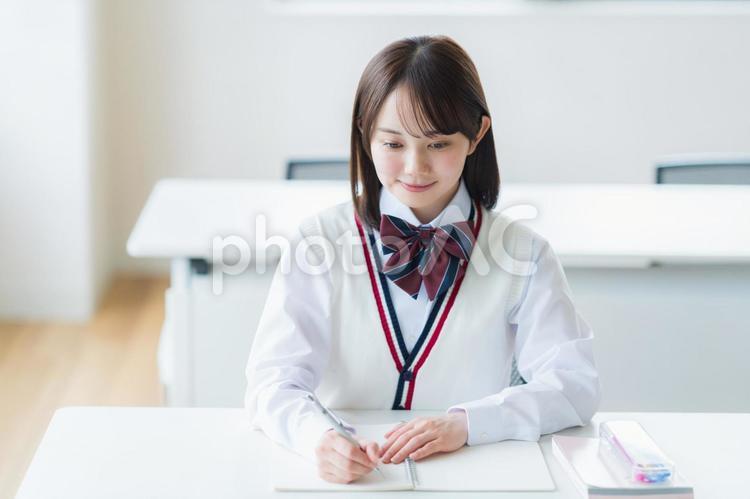 教室で勉強する学生 高校生,笑顔,学生の写真素材