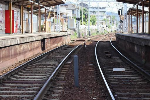 線路のレールと駅のホームの見える風景 線路,レール,駅の写真素材