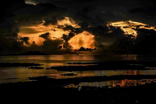 <素材>夏の夜明けの海の朝焼けと入道雲 <素材>夏の夜明けの海の朝焼けと入道雲の写真