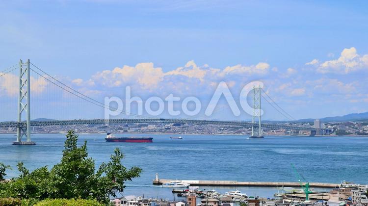 青空と海に架かる明石海峡大橋 明石海峡大橋,夏,青空の写真素材