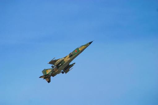飛行する航空自衛隊の戦闘機F-1 飛行する航空自衛隊の戦闘機F-1 自衛隊,航空自衛隊,ミリタリーの写真素材