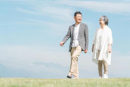 公園・旅行先を話しながら歩く高齢者夫婦 シニア,夫婦,散歩の写真素材