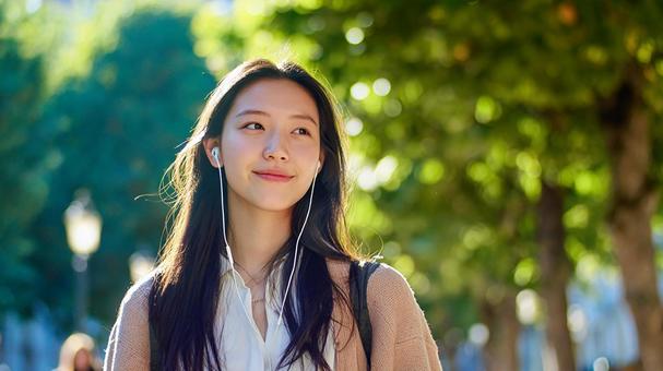 公園を散歩するリラックスした女性 公園を散歩するリラックスした女性の写真
