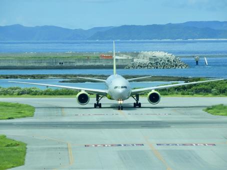 那覇空港の誘導路を進む旅客機 旅客機,航空機,飛行機の写真素材