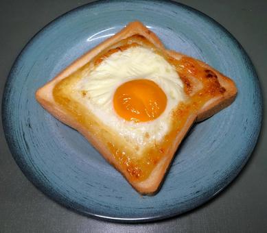 マヨネーズたっぷりのエッグトースト マヨネーズたっぷりのエッグトースト 目玉焼き,食パン,8枚切りの写真素材