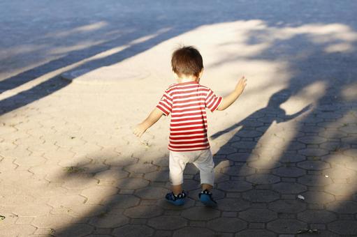 夏 男の子後ろ姿 夏 男の子後ろ姿 夏休み,水遊び,夏の写真素材