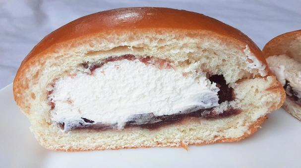 カットされたホイップクリームあんぱん・1 カットされたホイップクリームあんぱん・1 あんぱん,菓子パン,食事の写真素材