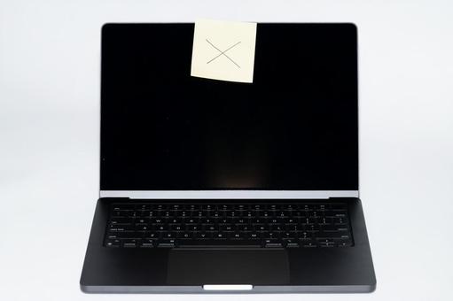 ノートパソコンと画面に貼られた付箋 ノートパソコン,コピースペース,付箋の写真素材