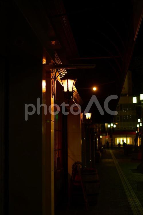 夜の街角に灯るランプ 街灯,夜景,レトロの写真素材