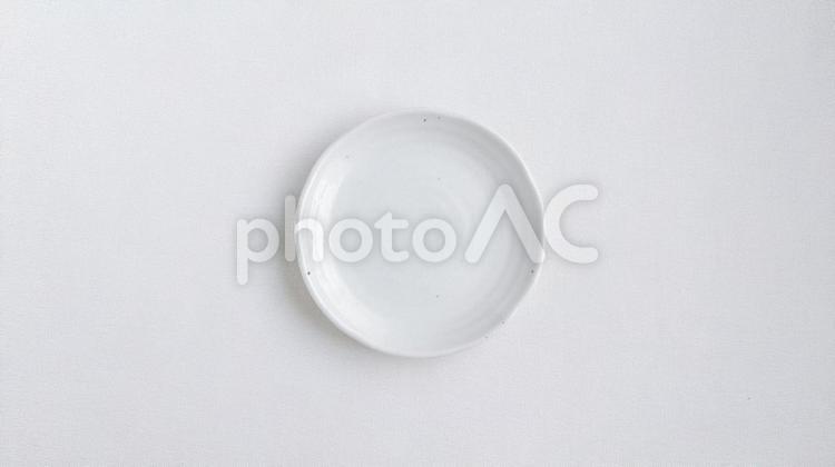 平たいお皿（白・真上） 器,食器,皿の写真素材